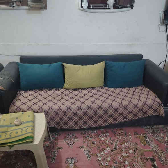 السلام عليكم تخم للبيع نضيف خمس قطع سعره ٣٥٠ مكان ديوانيه ***********
