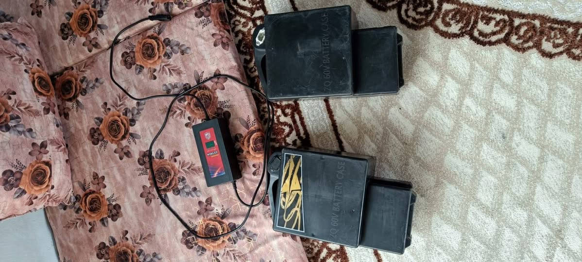 ماطور شحن 4 سرعات  نضافه 80%او اكثر
معه باتري احتياط+بصمه+صندوق قفل كما موضح 
السعر 450 وبي مجال قليل
***********
***********
