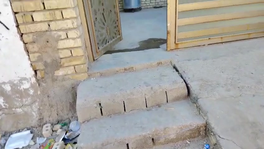 السلام عليكم بيت للبيع مساحه 230 متر واجهية 10 نزال 23 عالي عن الشارع رفت بناء حديث صارلة سنتين من البناء سقف عالي 3متر و30 سم
يحتوي البيت على غرفتين نوم و صالة واستقبال مطبخ بارد وبداخل مطبخ حار بدخل المطبخ الحار منور وحمام و كلدور الموقع الدسيم قرب حسينية الشيخ عبد الوهاب رقم الاستفسار ***********
