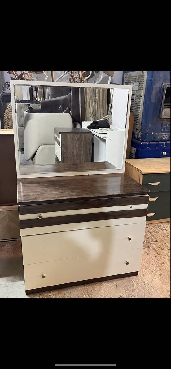 غرفة نوم تركية ٥ قطع للبيع سعرها ٢٠٠ الف 
العنوان چوار چرا _ كنسورة_  داخل السوق
للاستفسار خاص او واتساب ***********
