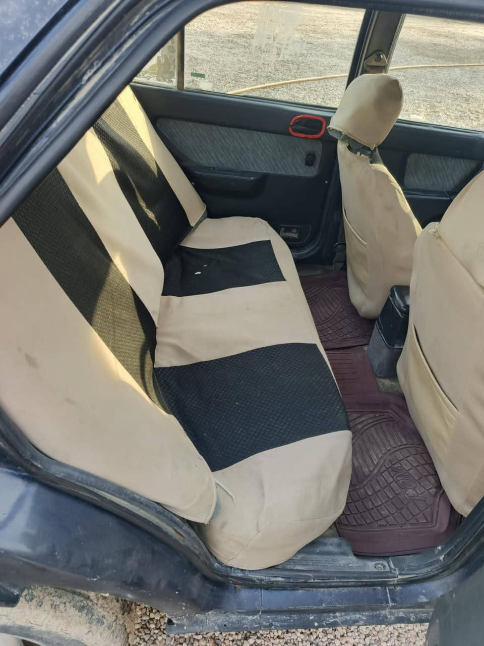 السلام عليكم
السيارة مثل ماواضحة امامك بالصورة 
كير ومحرك كسر صندوك موديل 94
***********
