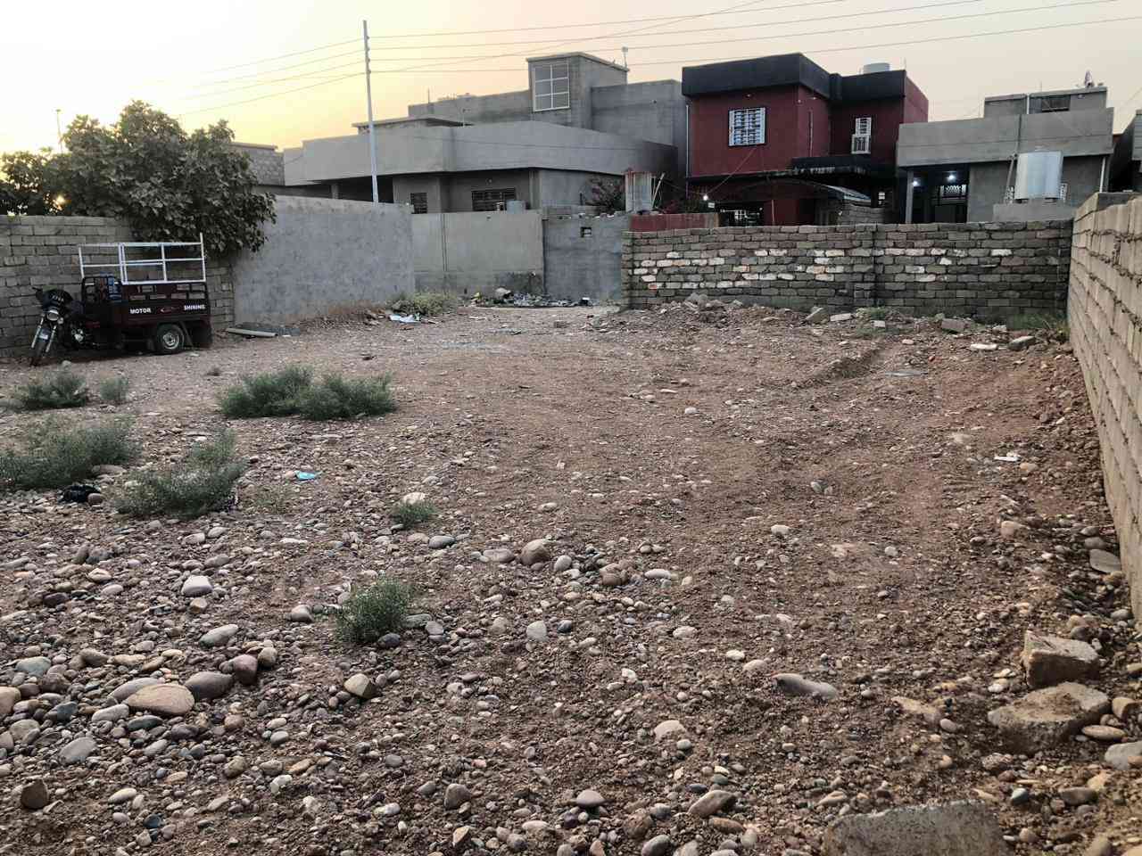 ألسلام و عليكم
قطعه أرض للبيع المساحه 400،م عمق 25 عرض 16م
واصله ماء وكهرباء  مدفونه كامله بس تبنه العنوان قرب ملعب الحولي مجاور السادين مال المستشفى  للاستفسار الاتصال على الرقم ***********
