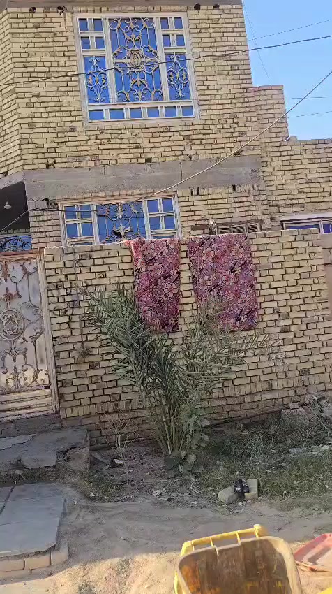 دار للبيع المساحه 100م طابقين بناء حديث كونكريت 
على شارع 20 
يتكون من 3غرف نوم 
 دوانيه ومطبخ وصاله 
وصحيات خارجية وداخليه
العنوان الناصريه الاسكان الصناعي النزله الأولى قرب المجسر 
للستفسار اكثر ***********
