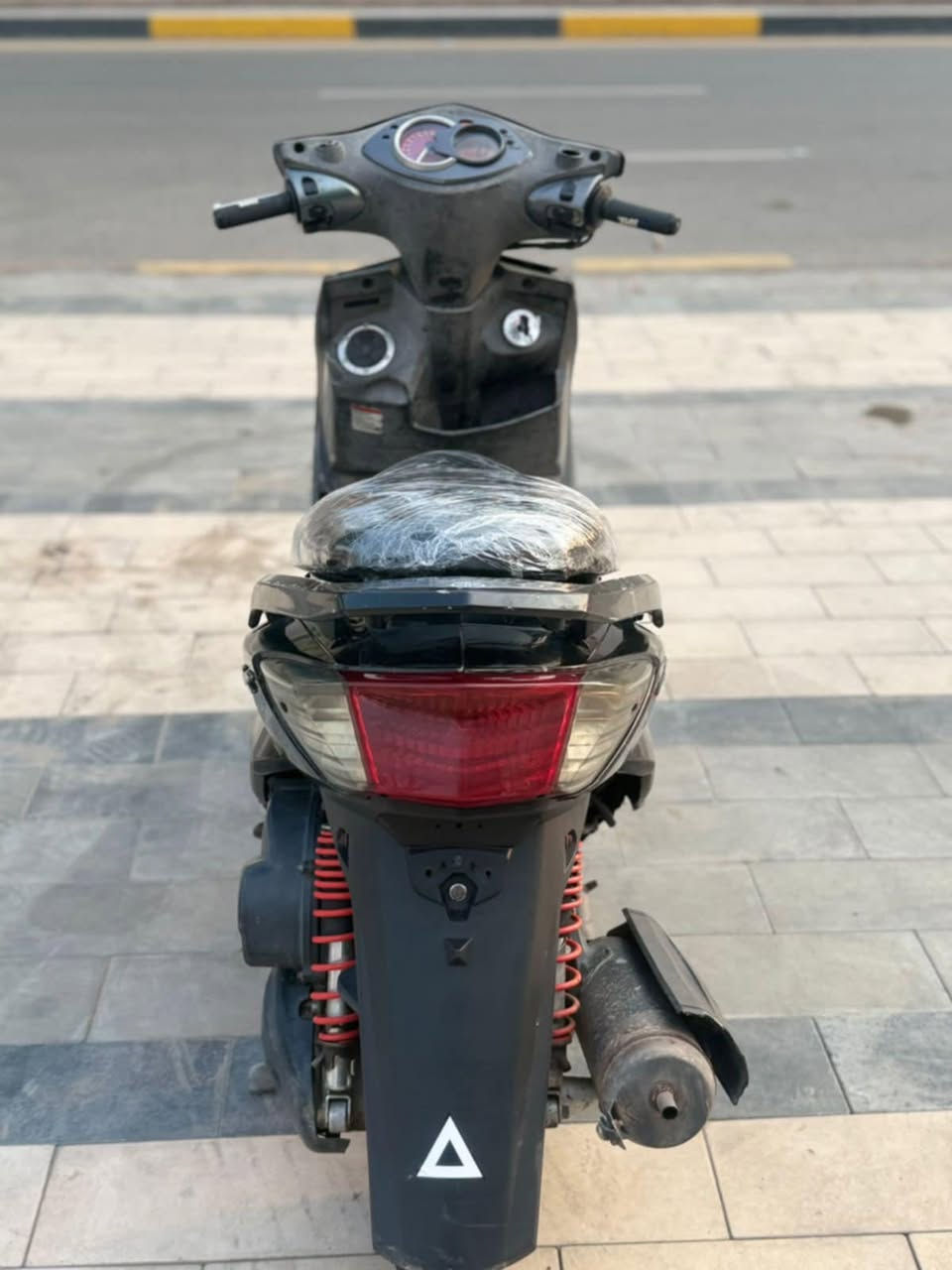 للبيع دراجه سكنس فحل مال رمبه  نوزل خطين ماشيه ١٦الف حقيقي كفراته اصليه  محرك بلادي برغي مملعوب بيه كهربائيات كلها شغاله وراقها كامله أوي نقص مابيها السعر (٧٥٠》الف العنوان بغداد الكرخ الاتصال على الرقم ***********
