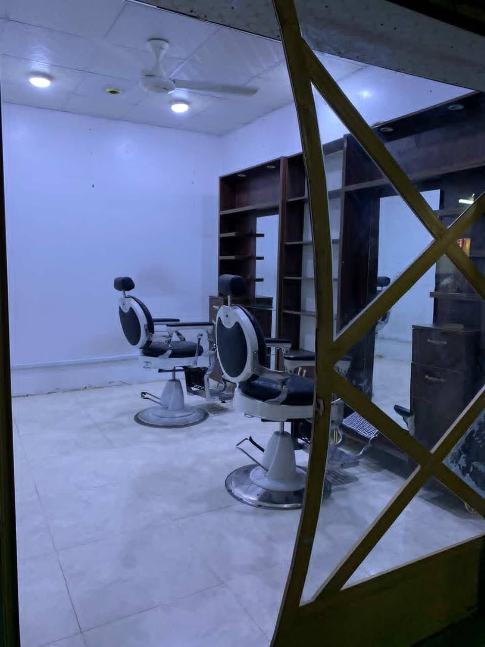 السلام عليكم محل رقم للبيع 
الموقع 📍 داخل سقيفة الحلاقين
يحتوي محل على كراسي حلاقة ملكية 
 اخشاب باترينات حلاقة
تبريد 2 طن و بنكة و انارة كاملة و تأسيس كابينة جديد
مدفوع سنتين مقدما لبلدية
مدفوع كل اجور كهرباء (مصفر) و مدفوع فلوس و معاملة ميتر الكتروني
 سقف ثانوي جديد ارضية مرمر جديدة 
لل استفسار *********** بغداد, العراق
