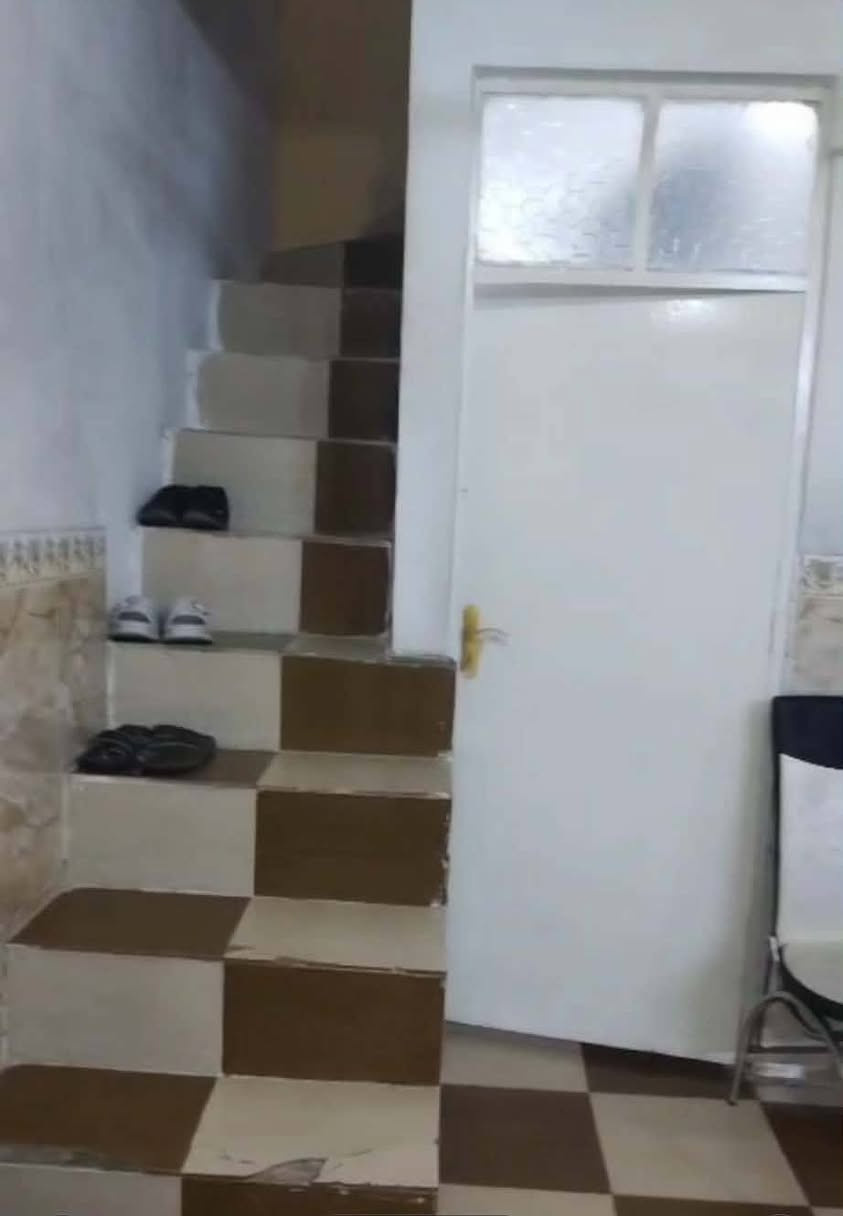 للبيع دار سكني مساحه ١٢٥ ركن طابقين الطابق الأول غرفه نوم واستقبال وهول وكراج والطابق الثاني غرفتين وهول وصحيات موقع البيت موصل الجديده خلف جامع الاغوات للاستفسار مكتب البيت الرصين ***********/ ***********١
