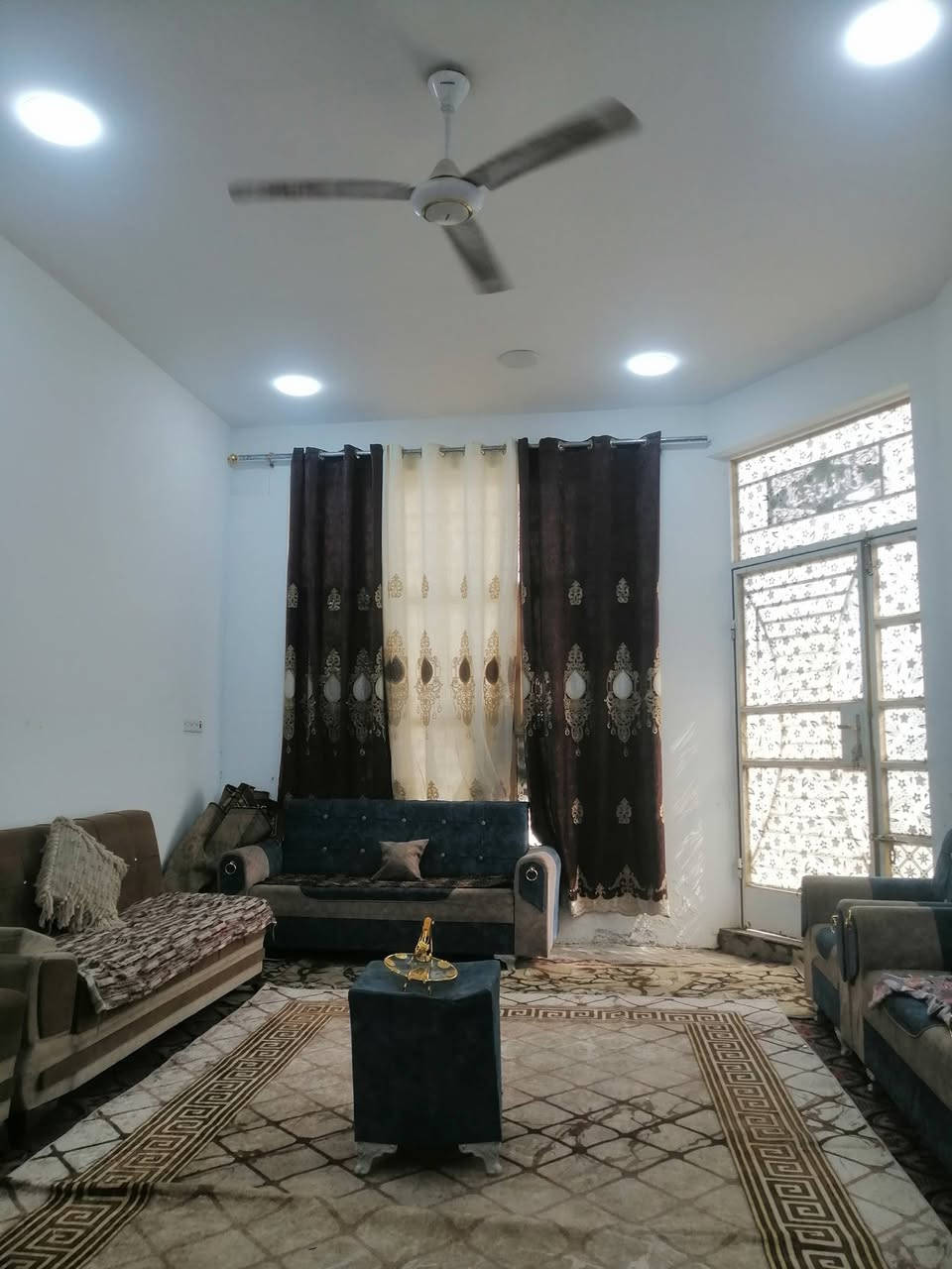 دار سكن للبيع مساحة 218.. الموقع باب الحاره الزراعي بداية باب الحاره قرب التبليط مجاري رئيسيه ثقيله.. 2 غرف نوم وصاله كبيره مع مطبخ وحمام داخلي واستقبال مع كراج بمساحة 7م... مع مخزن بجوار البيت وترك مساحه 1.5 م... موقع ممتاز بالبدايه قرب التبليط. البيت متكامل نقصه فقط سيراميك...بيع فقط..
***********...
