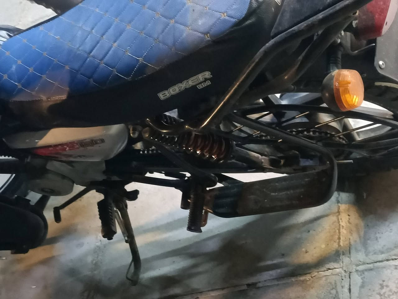 سلام عليكم دراجه بوكسر للبيع مديل 21 بدون رقم أوراق اصوليه دراجه مناقصها شي السعر 750 العنوان بغداد الهاتف ***********
