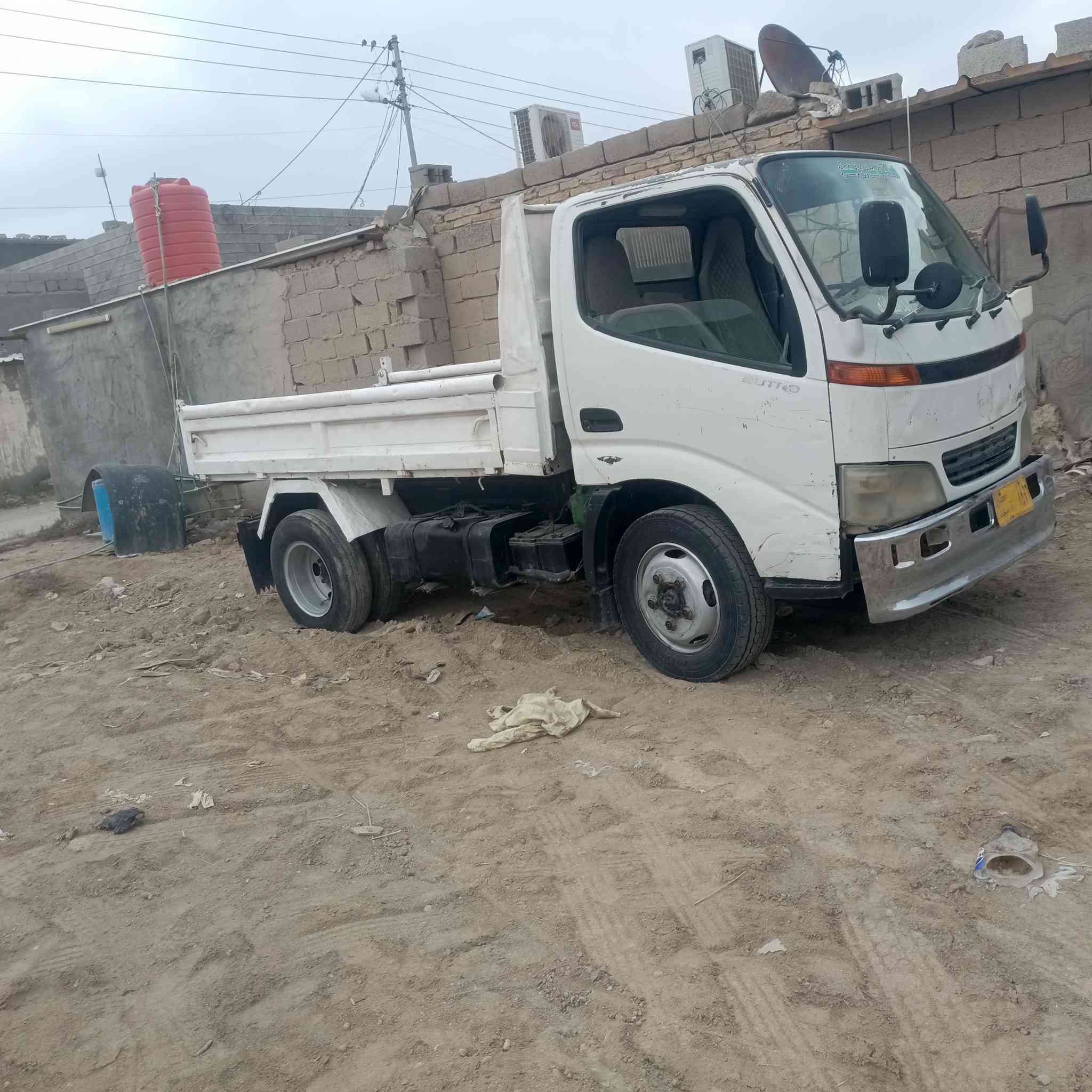 السلام عليكم كنتر للبيع انگر قلاب موديل 2005 محرك 32،104  شاصي مكفول رقم اصفر معلايه بس اسويلك وكالة السيارة جاهزة للعمل المكان البصره ،السعر 60,وبيهه مجال ***********,,,***********,, اتصل ،
