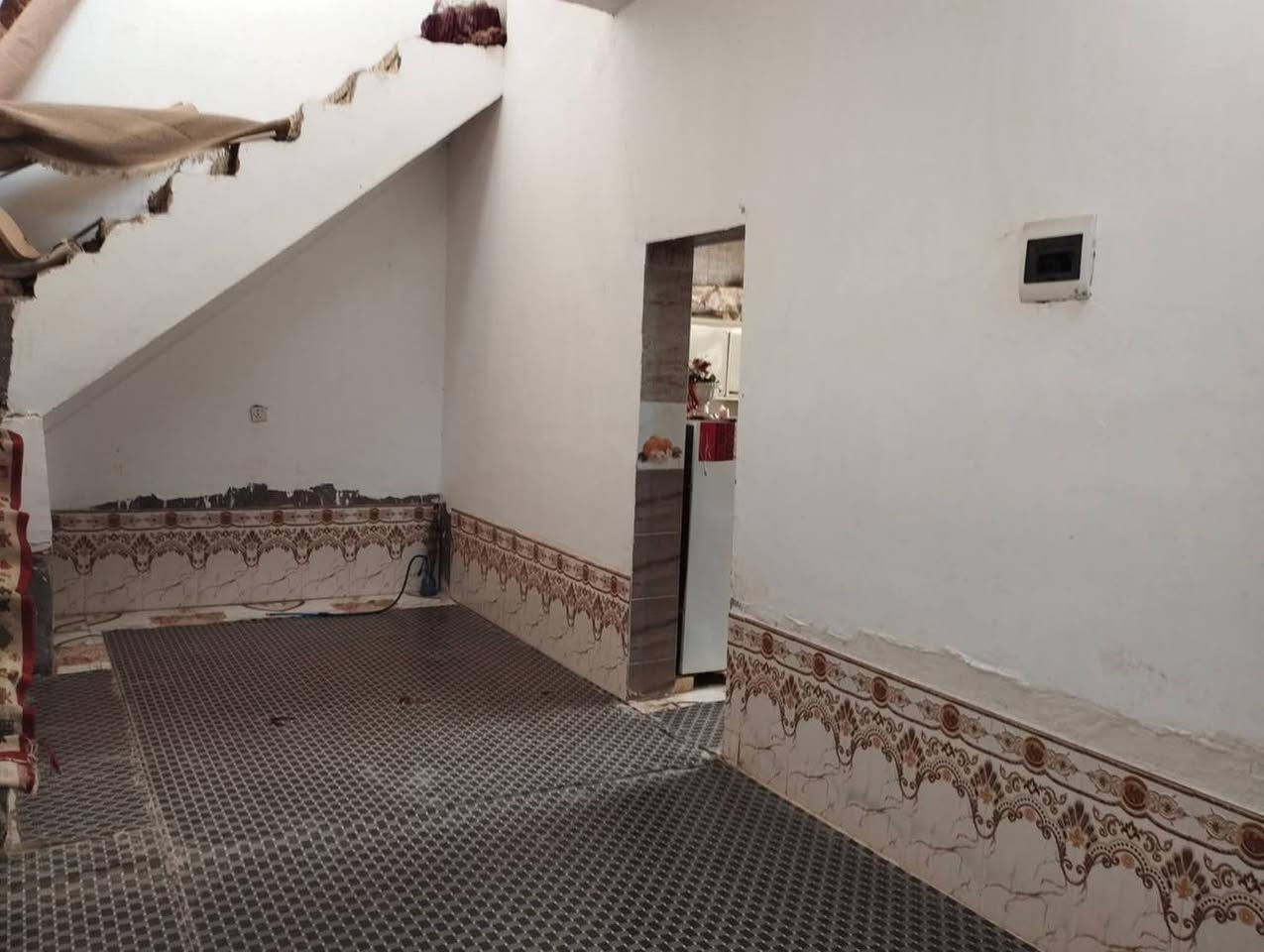 للبيع بيت زراعي
مساحته  ١٥٠ متر بالسبل لاولى غرفتين وصاله ومطبخ وصحيات واستقبال مسافه عن لمدرسه السعر ٥٠ وبي مجال
للاستفسار واتساب ***********
