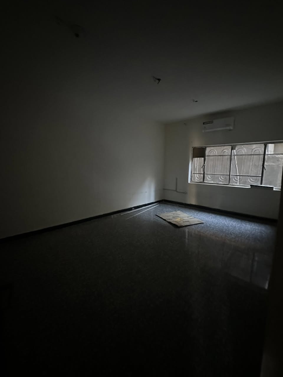 #للأيجار________في______السيديه

مكتب عبدلله الرفيعي 

مساحه البيت 300 متر  ((تجاري او سكني )) 

يتكون من

 4 غرف نوم وصاله كبيره وهول حولي كبير وخدمات عدد 2 ومطبخ حار وبارد وحديقه وكراج يتسع ل 3 سيارات

للاستفسار الاتصال على الارقام التاليه

***********

***********
