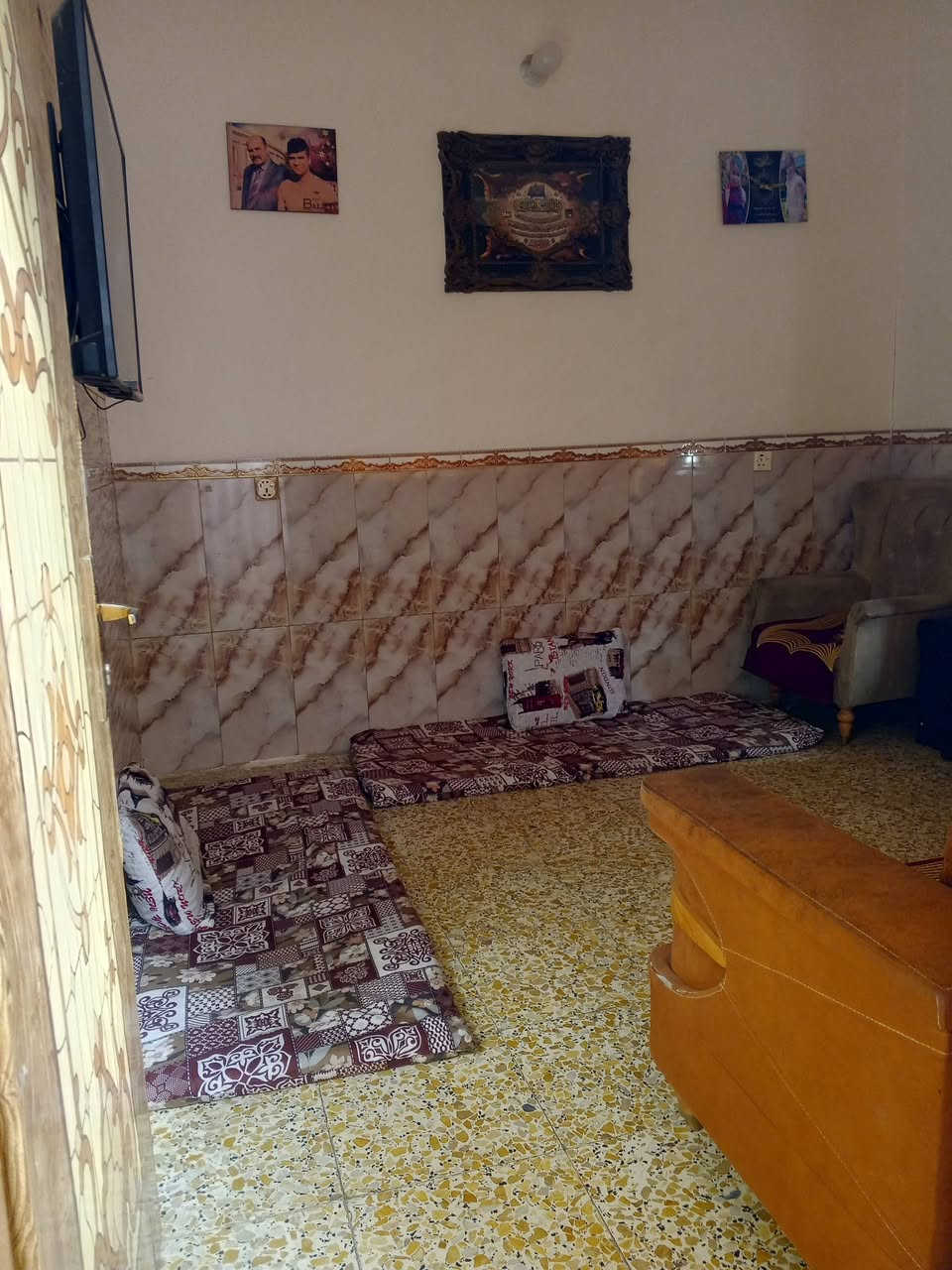 السلام عليكم دار للبيع المساحه 64دار زراعي سند 25 يحتوي عل غرفتين وهول ومطبخ وخدمات العنوان الامين الثانيه  السدة البستان السعر 40 الاتصال عل الرقم ***********

