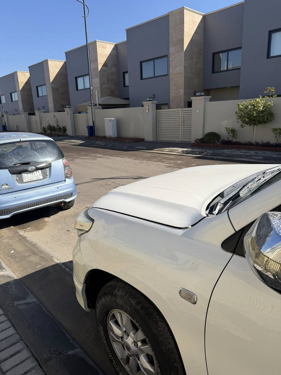 السلام عليكم🤍
 لاندكروزر 2011 GXRI 🔥
مكفوله كفاله عامة ماعدا شخط صغير بالباب خلف السائق السياره فول مانقصها اي شي
 ماشيه 215 
السعر 33💲 وبيها مجال بسيط
للاستفسار ***********📞
