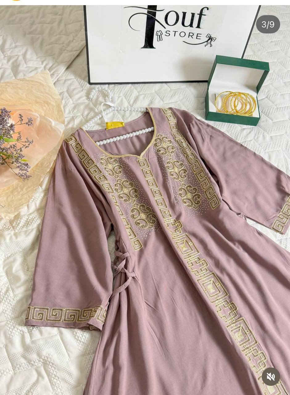 يتوفر مخور يبرز الخصر   🌸مخصر من الجوانب
كشمير ✨ تطريز ستراس ✨ خامة درجة أولى ثقيل ومرتب بارد ثلج ما يلزك باللبس سعر ما يتكرر 

الموديل فخم وراقي  للبيت وللضيوف 👑 وللعيد 

تطريزه يلمع بدون ما يبهت والغسل ما يأثر عليه 💎

📏 القياسات المتوفرة:

2XL – 3XL – 4XL – 5XL

يناسب من وزن 70 لغاية 115 كيلو بكل راحة وأناقة 🤍

الخامة مريحة وناعمة وما تعرق 🔥

سعر مناسب مقابل الجودة العالية

والعدد محدود ✋ اللي تحب تحجز لا تتأخر

للطلب والاستفسار على الرقم: او ع خاص 

📞 ***********
