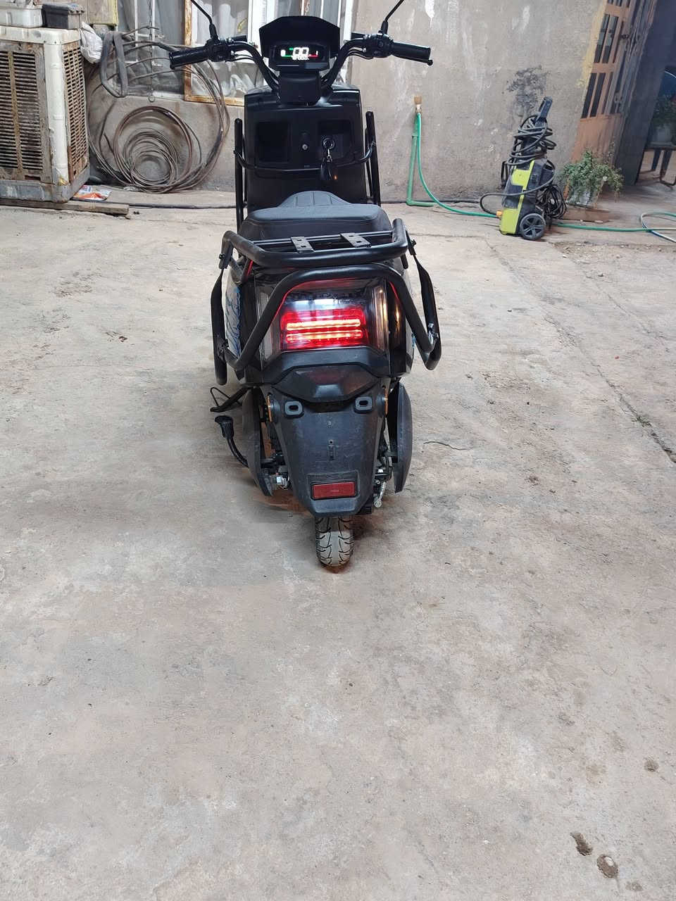 سلام عليكم دراجه شحن للبيع
زيرو جديده
بطاريات 6
موديل ٢٠٢٦
ملف 2000
لايت عالي ناصي
إشارة يمنه يسره
سعر 750،000 وبيه مجال 
عنوان ابو غريب
رقم الهاتف ***********
