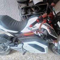 دراجة كهربائية • سرعة ٨٠ • شحن ٨٣٪