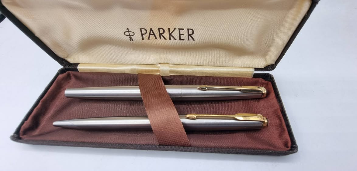 تحية طيبة  ،،،
#سيت_اقلام_باركر_فالكون_50 PARKER FALCON 
            الصنع  : امريكي #اصلي  ، MADE IN USA  ، 
        إنتاج #قديم  ، بالعلبة #الأصلية  ، تصميم مميز جدا  ، 
 مصنوع من #الفولاذ مقاوم للصدأ مصقول #ستانلس_ستيل ،
السعر :  135 الف ، 
يوجد توصيل  .


**إذا كنت صاحب هذا الإعلان وتريد حذفه لأي سبب، رجاءا أرسل رسالة إلى الدعم الفني**