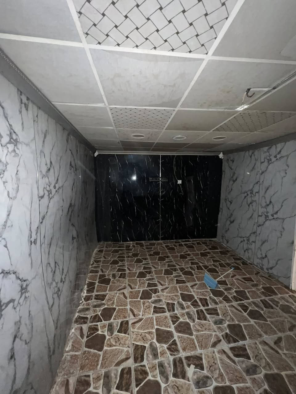 بيت ارضي في محله السوامره يحتوي علا ثلاث غرف نوم وصاله وخدمات وسطح متكامل كلشي بي جاهز بس جيب غراضك وكعد  للاستفسار ***********
