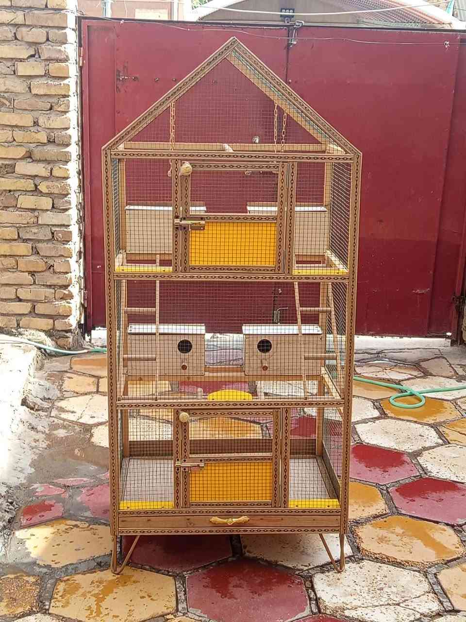 للبيع قفص خشبي عمل نجاره جديده غير مستعمل قياسات الارتفاع 1.65 العرض 80 وعرض البطن النزال 65 cm يحتوي على بيوت كبيره عدد 4 مراجيح عدد 2 درج عدد 2 ومجرى للتنظيف جراره القفص كامل من كل شي يحتاج فقط إلى طيور حسب الرغبه سعر 70الف وبي مجال ناصريه حي اور خلف جامع الحسن *********** يوجد واتساب
