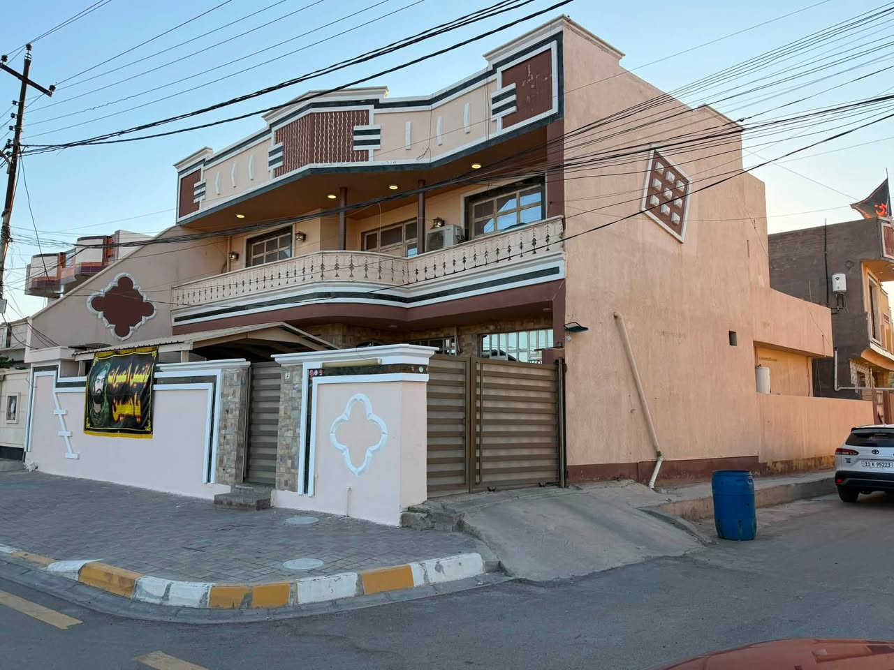 دار ركن للبيع قاطين طابو مساحتة 273 متر
العنوان شارع البلدية 
الواجه 13 متر  نزال 21 متر

البيت متكون من طرمة كراج تاخذ سيارتين وكليدور وهول واستقبال ومطبخ ومساحة درج كبيرة وغرفتين نوم.
وصحيات وحمام كبير .

منور خارجي + حمام خارجي

والقاط الثاني بناء جديد متكون من غرفتين كبيرة وصاله

 وحمام كببر  وغرفة خارجية (مخزن)
البيت كامل الخدمات ع اربع شوارع
للتواصل والاستفسار 
***********
