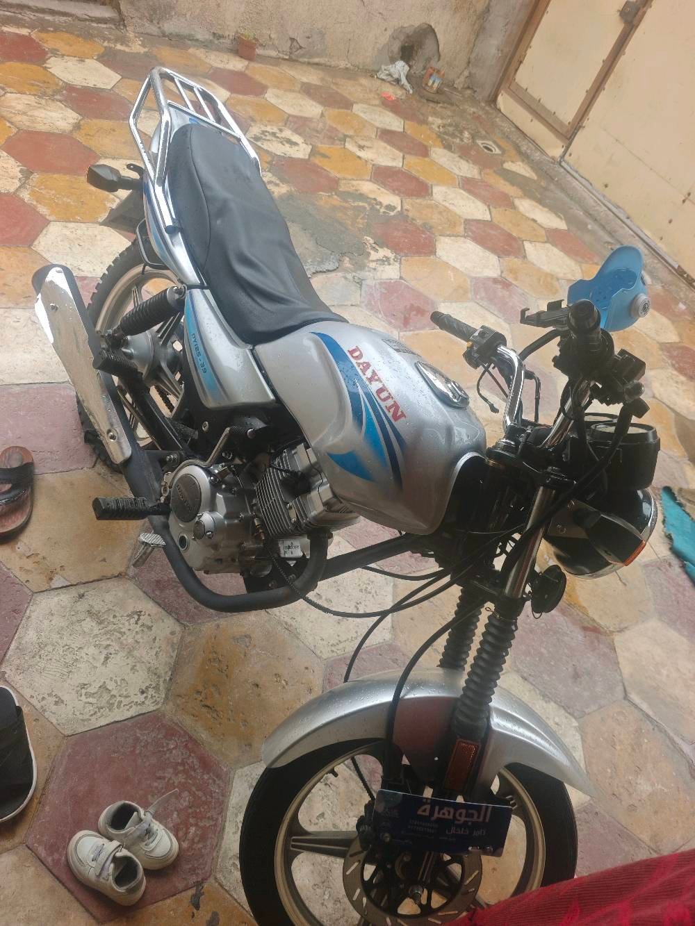 السلام عليكم العنوان كربلاء حي العامل
دراجه دايوان عظم رصاصي موديل23 طالعه بال24 شهر السادس 
الدراجه اني مطلعها من المعارض ع أيدي من ( ثامر خلخال)
تبديل دهن كل 10 أيام وكل أسبوع بالصيف 
جديده بمعنى الكلمه
برغي ما ناقصها كامله ومكفوله كفاله عامه