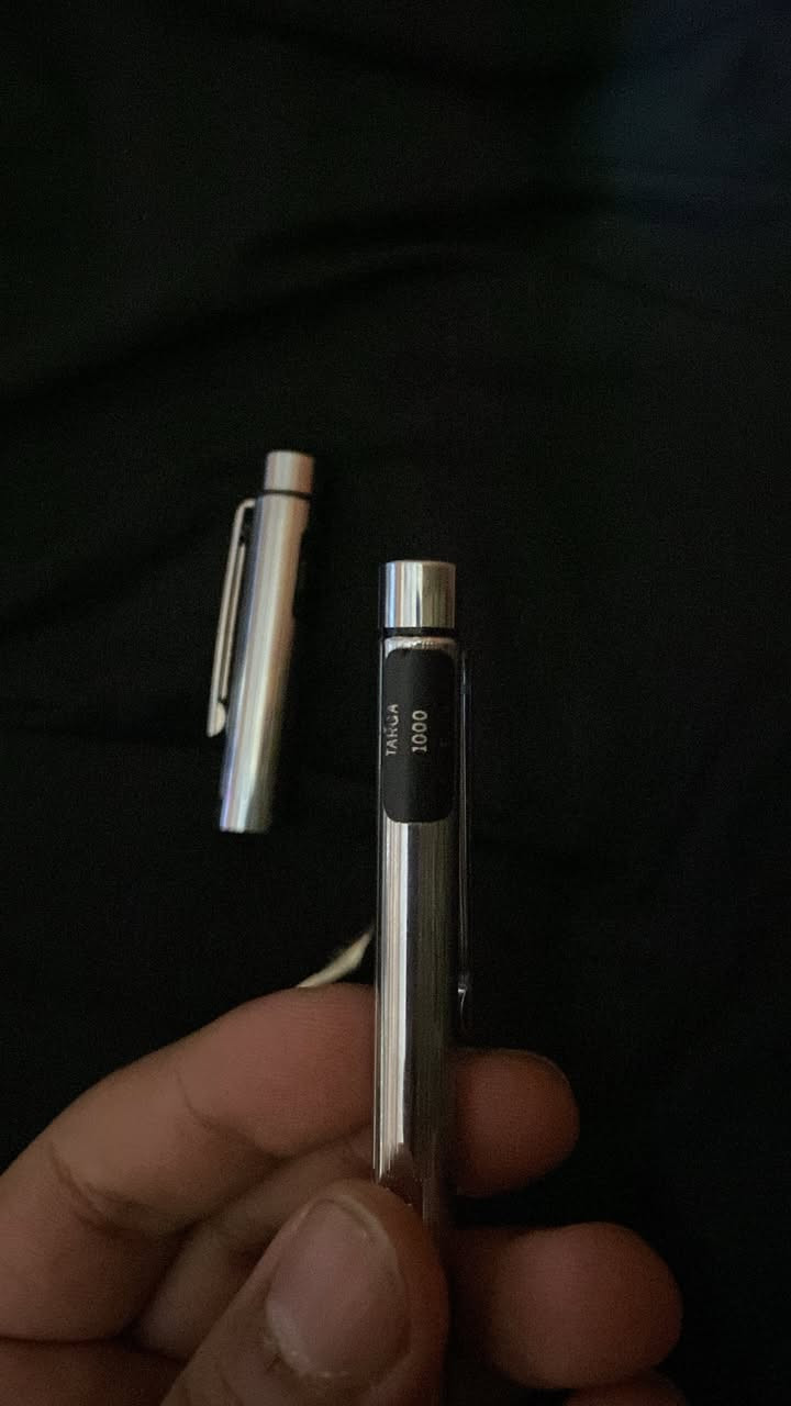 السلام عليكم

متوفر قلمين شيفر تاركا حبر وجاف ازرق جديد غير مستخدم بدون علبه كذالك يحمل سيتكراته الأصليات

ويوجد معه ادريس بوك دفتر تسجيل الارقام للتليفونات الأرضي قديم وجديد فارغ السعر للقطعتين تواصل خاص


**إذا كنت صاحب هذا الإعلان وتريد حذفه لأي سبب، رجاءا أرسل رسالة إلى الدعم الفني**