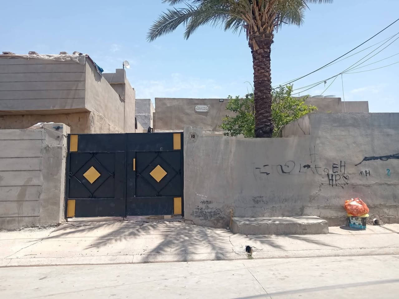 دار طابو صرف للبيع بناء قديم ابيع قطعه
بس ينسكن بي
مساحه 200م
عنوان الدار
كركوك قادسيه الثانيه شارع ابو وليد 
خلف التجاري
محتويات البيت
استقبال
مطبخ
موزع بين الغرف + درج خارجي 
غرفة نوم 2
صحيات +كراج
الاستفسار
مبايل (***********)
عنوان
كركوك القادسيه الثانيه
شارع ابو وليد المضمد خلف التجاري 
السعر 125مليون
بضهر البيت مباشرتن مدرسة البيداء ومدرسة غار حراء
ابيع تفليش او مراوس حسب القناعه
