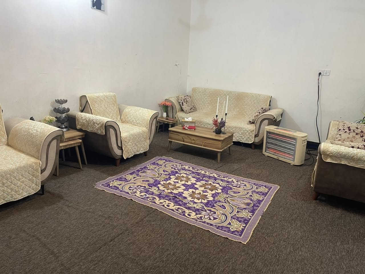 تخم قنفات موردن نضيف عشر قطع خمس مقاعد مع المفرش والكوشات ٤٥٠ وبي مجال للشراي***********
