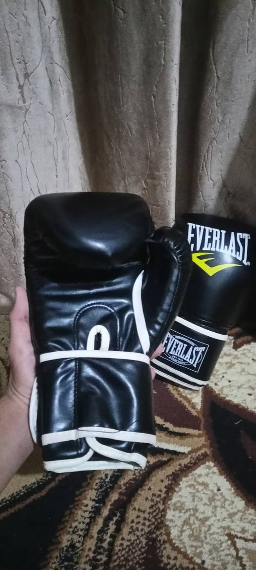 قفازات ملاكمة امازون كمية كبيرة امازون
- بطانة قطن
- دبل خيط (مخيطة مرتين)
- بكج مرتب
للتواصل *********** واتس
