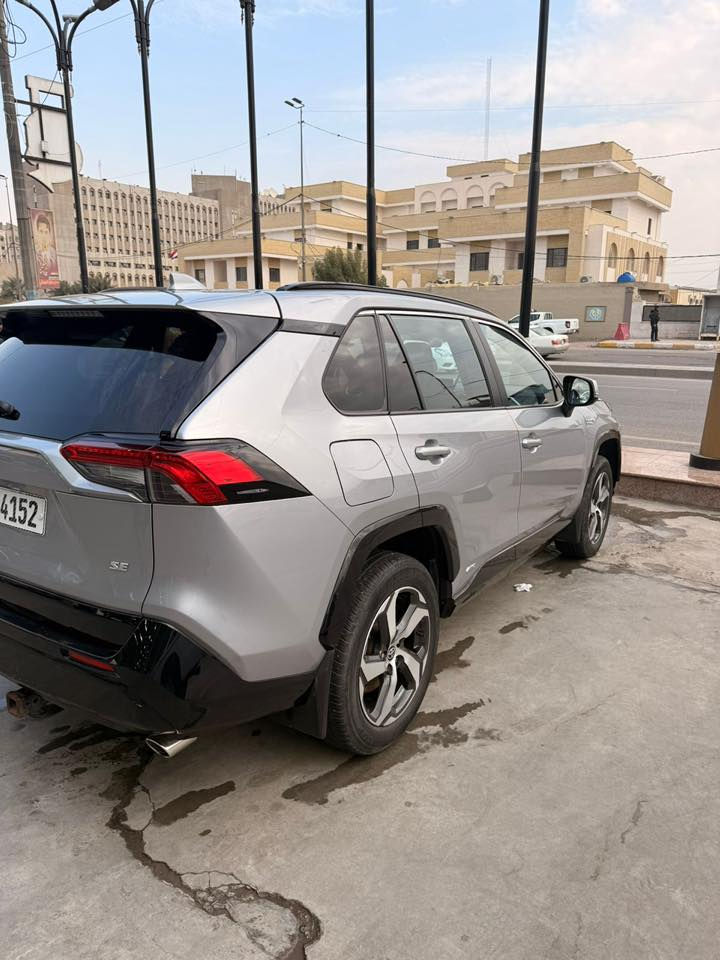 تويوتا راف4 هايبرد + Plugin فئة SE PRIME موديل 2023 وارد امريكي
فئة Prime تختلف بالقوة والعزم والمواصفات والمتانة عن هايبرد العادي
القوة 305 حصان بينما الهايبرد العادية 215 حصان
الشحن تمشي 75-100 كيلو بدون بانزين ومعدل سرعه مفتوح … يعني تبقه شهر ماتشوف البنزين شنو لونه
نوع البطارية ليثيوم ايون ياباني 100% 
مواصفات:
شاشه كامره
بطارية ليثيوم (وليس نيكل) كفاءة اعلى وتحمل وعمر افتراضي طويل 
تشغيل بصمه
فتحه سقف
دفع رباعي
تدفئة على المقاعد الامامية 
تدفئة الستيرن
كراسي كهرباء
رادار مانع تصادم
رادار نقطه عمياء
رادار تحديد مسار
تشيغل عن بعد
تشغيل مكييف السيارة عن بعد 
بصمه على الابواب
دخول ذكي 
صندوق كهربائي 
شاشه تدعم كاربلي واندرويد
اضواء و ليد 
مرشات ودوسات كروم ويل 19
شاشه تدعم نافيكيشن
قطعتين تكييف
قيادة اليه
سايد بريك الكتروني
اوتوهولد
ومواصفات اضافيه حلوه 
مكان السيارة بغداد
مرقمه جاهزه رقم بغداد
الضرر: دعاميه وخشم الشاصي بي تعديل وموجود بارد في السياره بدون صبغ 
جميع الايرباكات شغاله وراجعه سستم 
حقيقي 
للتواصل: عالخاص او واتساب على الرقم
0771 653 4325
