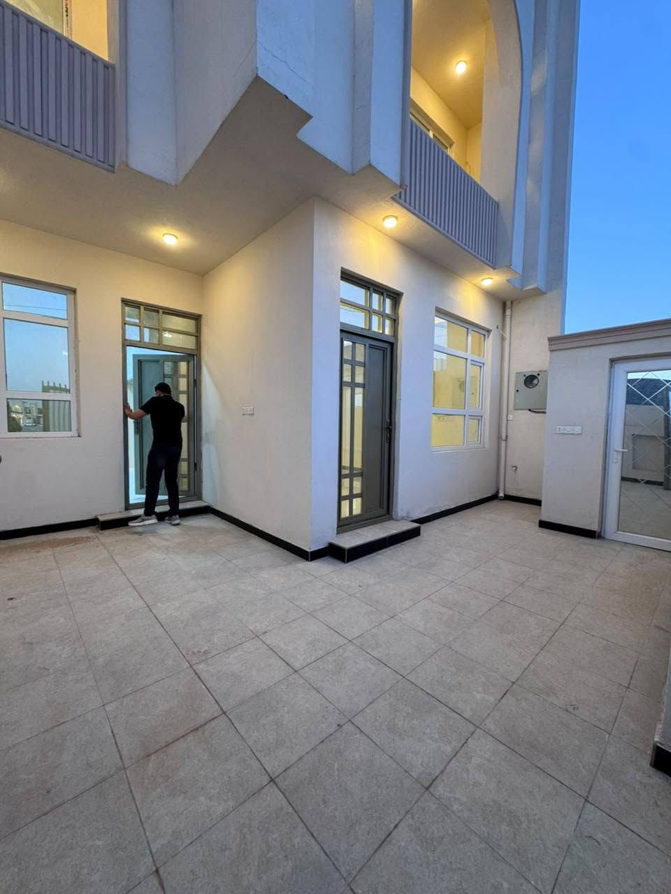 للبيع دار مساحة 150 متر 7.5x20
🏡 دار حديثة للبيع – جاهزة للسكن
✅ البيت جديد بالكامل وغير مسكون سابقاً
📍 الموقع: التصنيع قرب الدفاع المدني
▪️ واجهة الدار لبخ مع تطعيمات فلين 
▪️ جوانب الدار معزولة بالكامل بمادة الفلانكوت
▪️ السطح معزول شتايكر مع فلين 
▪️ 4 غرف نوم واسعة ومريحة
▪️ 4 مرافق صحية بتشطيب متكامل
📞 للاستفسار: اتصال على رقم
*********** ☎️ مكتب الأمين للعقار على شارع 60 مقابيل مجمع طيبة 2
