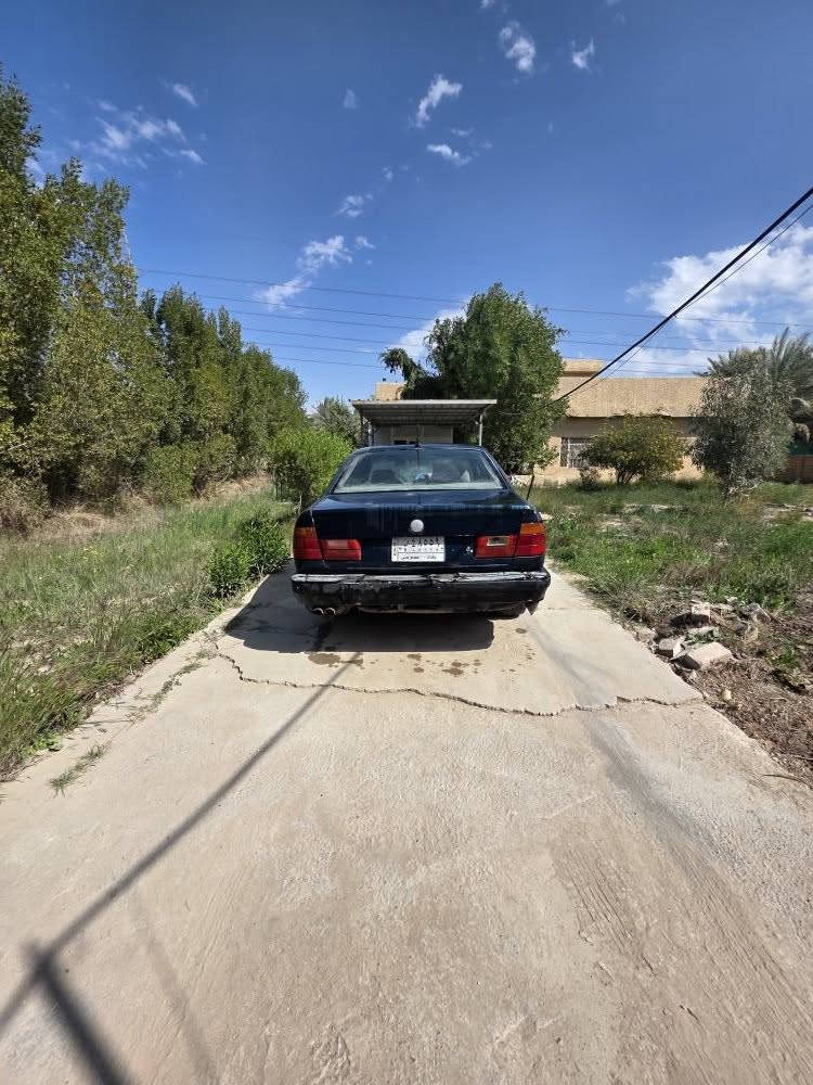 سلام عليكم 
bmw 520i للبيع 
موديل 1988 رقم بغداد مشروع وطني 
السيارة شغالة وحلوة 
السيارة تعتبر مال تعمير .
رايدهة ب٣٠ وبيهة مجال قليل .
مكاني بابل حلة 
*********** حلة, بابل
