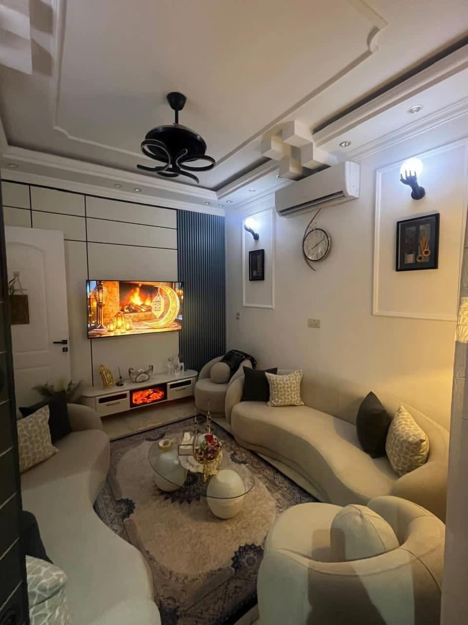 📍 زيونة – محلة 716 | موقع هادئ و دار حديث بناء درجة أولى + مؤثث بالكامل  ✨ المواصفات: * 3 طوابق بتصميم حديث وراقي * 🛋️ أثاث مودرن كامل داخل الدار * مساحة 80م * واجهة 5م | 📏 نزال 16م * مدخلين مستقلين 🧩 التوزيع الداخلي: * صالة واسعة ومريحة * مطبخ حديث * 3 غرف نوم * منور إنارة طبيعية * صحيات كاملة *********** محمد الشمري للعقار#عقار #عقارات #زيونه #عقارات_بغداد #explorer 
