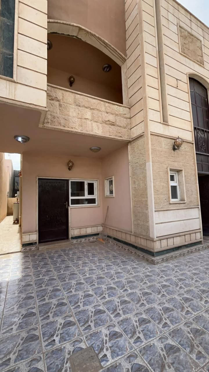 للايجار دار تجاري
الموقع شارع البلاج مقابل صيدلية بانادول
يحتوي على اربع غرف نوم وثلاث حمامات وصالة واستقبال ومطبخ وكراج 
المساحة 250 م
ملاحظة الايجار فقط تجاري يعني مكتب او شركة او موظفين  
للاستفسار ***********
