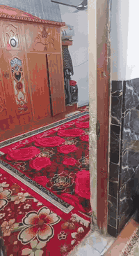 السلام عليكم بيت للبيع  مساحه 100متر مربع غرفتين نوم استقبال وصاله وصحيات ومنور بيت نضيف عنوان الحسينيه الراشديه السكلات شارع العشره الاف شارع مكصوص كاعد شتغلون بي وراح تتبلط الاستفسار اتصل ***********موجود واتساب
