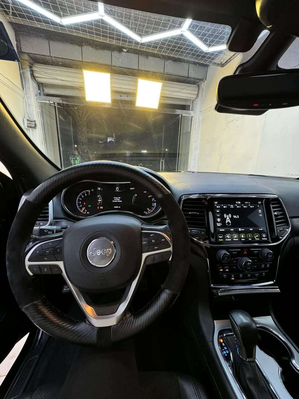 جيب كراند شيروكي ابلاند .5 راكب بلاك توب 

الموديل : 2020) . 
المحرك : V6.  3.6L . 
العداد : 55 Mi
 
المواصفات :. 
* تحذير النقطة عمياء ⚠ .
* مرايا تعتيم ذاتي. 
* ويل قياس 20 انج .
* شاشه كبيرة . 
* نظام الخرائط (GPS) .
* المصابيح الأمامية زنون جديد.
* دخول ذكي. 
* بصمة. 
* تشغيل عن بعد .
* الصندوق الخلفيي كهربائي .
* مقعد السائق كهربائي.
* المقاعد الأمامية تدفئة .
* حساسات خلفية . 
* تدفئة ستيرن . 
* مانع تصادم خلفي .
* بلوتوث تلفون . 
* نظام التشغيل والاطفاء الاوتوماتيكي .
السعر 235$ وبيها مجال 
السيارة حادثها بنيد وجاملغ خفيف بدون ايرباك بدون شاصي جديدة وعليها نانو سيراميك جديد  مبيها اي نقص 
سنوية ٤ سنوات
مگان السيارة بغداد شارع فلسطين***********
