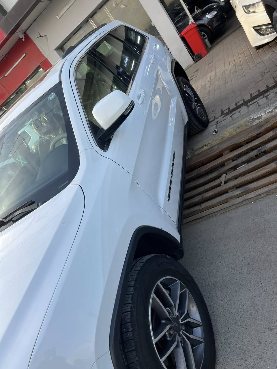 سلام عليكم جيب لاريدو موديل2019مكفوله كفاله عامه عده شويه بارد بلباب السياره فول فتحا شاشه شفتات كشنات كهرباء تبريد قطعتين تحويل مباشر السياره معروضه(265$)وبيها مجال مكانها البلديات الاستفسار(***********)
