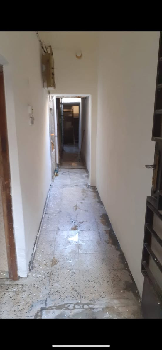 السلام عليكم بيت للايجار  100 متر 3 غرف نوم
يتكون من طابقين الطابق الاول ٢ غرف نوم +مطبخ+ هول +خدمات 
الطابق الثاني يتكون من غرفة وخدمات +سطح كبير + مخزن
العنوان - بغداد الجديدة حي الخليج شارع الطاقة مال كهرباء / للاستفسار ***********
