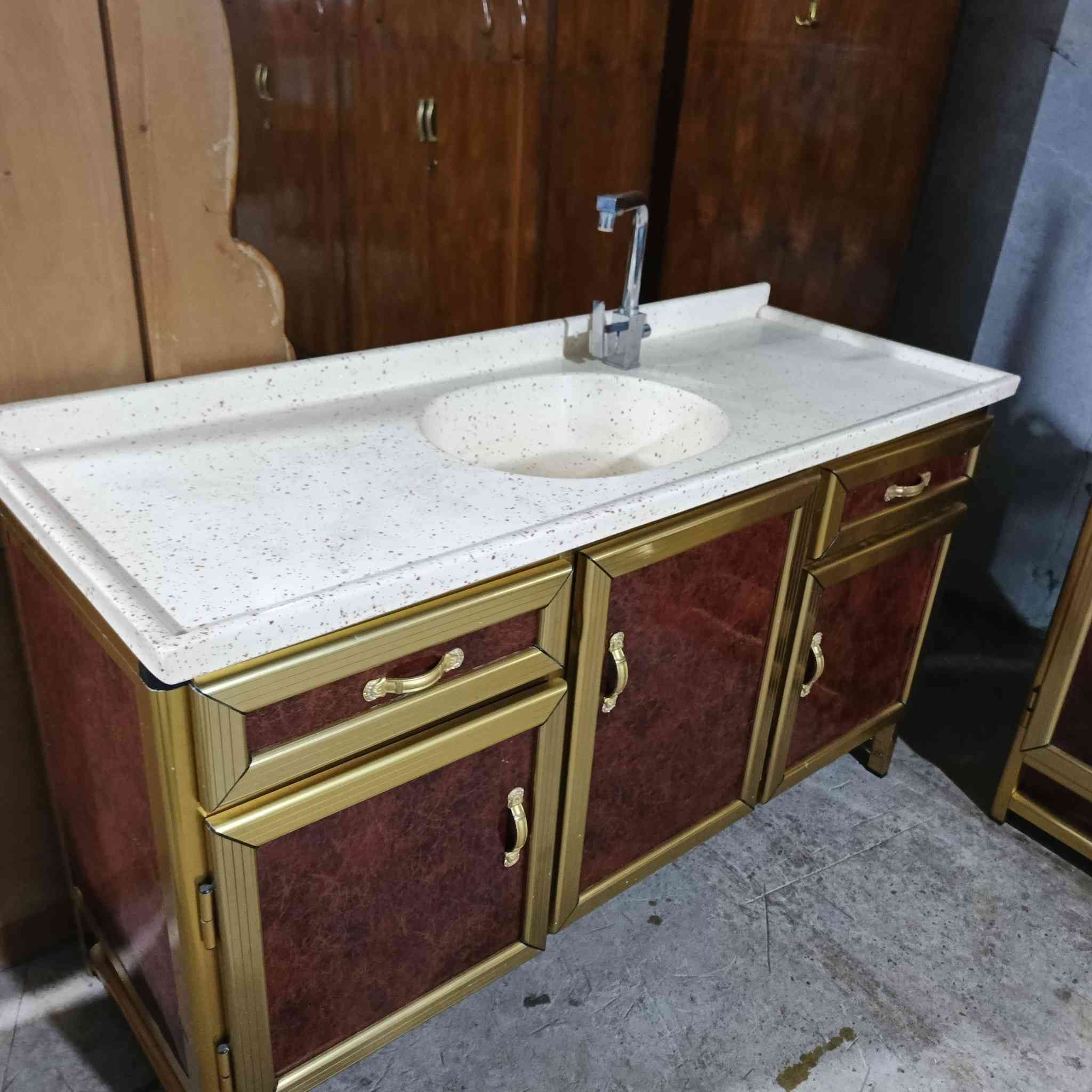 السلام عليكم اثاث  جديد بسعر الجمله تصفيه قطع اخيره لل ب ي ع المكان  الطارميه حي الفارس شارع السكلات خلف معارض حجي وليد  السيارات قرب جامع الصديق  للاستفسار خاص او ع رقم الهاتف***********    ؟***********
