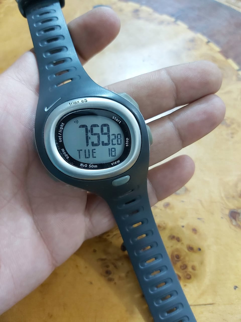 السلام عليكم
ساعة نايكي ترياكس سي 5 باله اصلي نضافه فول 
قطر الساعه 45
ظغط تحت الماء 
منفذ للتاريخ يومي وشهر 
لأيت لد جرس 
ثلاث منبهات 
سعر 75 ألف يوجد توصيل


**إذا كنت صاحب هذا الإعلان وتريد حذفه لأي سبب، رجاءا أرسل رسالة إلى الدعم الفني**