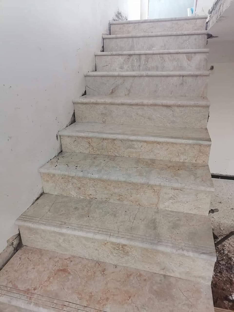 خلفه سيراميك جداري ارضي
كادر من سماوه شغل درجه اولى
شرط ومتفرغين بعد العيد ***********
