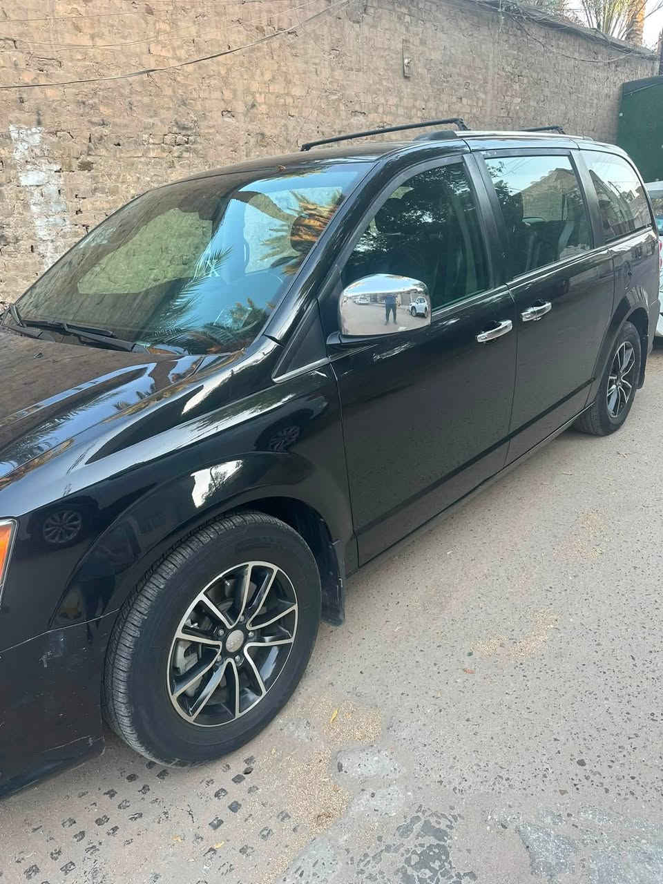 للبيع دودج كرفان موديل 2019
اللون اسود 
كشنات جلد ومخمل 
كشن السائق كهرباء
شاشة بالسقف
تبريد 3 قطع
الابواب بدون كهرباء
السيارة ماشية 105700 الف كيلو 
السيارة سنوية تنتهي 2030
السيارة كلين بدون حادث 
بس بيها بارد جاملغ الايمن كلش قليل وبيها شخط باب خلف السائق وشوية بارد بالجملغ الخلفي مقدار شبر هاي داخ العراق صارت 
السيارة نظيفة كلش ومابيها اي نقص والسعر المطلوب 17500 الف دولار وبيها مجال للاستفسار الاتصال على هذا الرقم ***********
