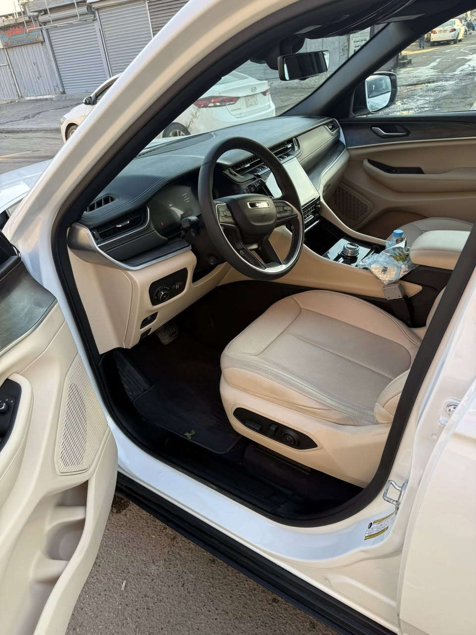 سلام عليكم جيب لمتيد بلاس وارد أمريكي فول مواصفات شنو بالك بيها داخل لون ابيض 5 كامرات كراسي تدفئة تبريد بردات السيارة زيرو ماشية الفين حادثها جانبي قطع بلادية نفس لون شادلها سيارة بانزين وماشية الفين جتي من امريكا ماشية 600 
السيارة كتاب شهداء بيها وكالة للمشتري للاستفسار ***********
العنوان بغداد شارع حيفا
