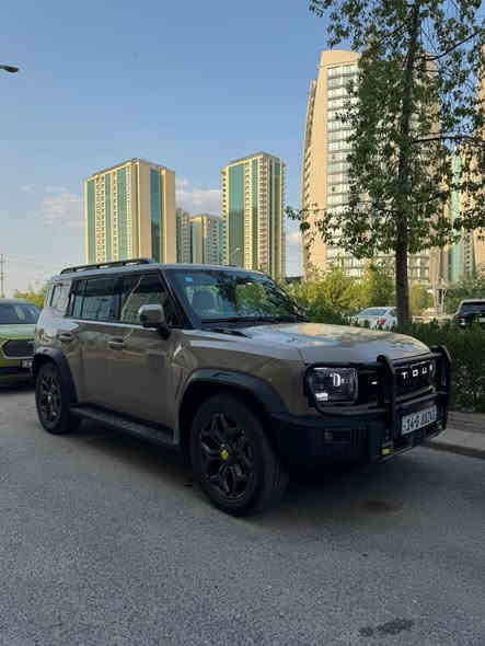 جيتور T2 2025
جيتور T2 2.0L LUXURY

الموديل: 2025 (خليجي)
العداد: 23,000 كم قابل للزيادة 

المحرك: 4 أسطوانات L 2.0 تيربو 254 حصان حقن مباشر
عزم الدوران (نيوتن-م): 390
ناقل الحركة: اوتوماتيكي دبل كلاتش من 7 سرعات
نظام الدفع: نظام دفع رباعي متطور من BorgWarner

الضمان الأساسي: 6 سنوات وعداد كيلومترات مفتوح
ضمان المحرك: 10 سنوات او 1،000،000 
بعدها داخل الضمان و الصيانة كلها داخل الشركة 

المواصفات:

*فتحة سقف بانوراما 1.1م
*إطارات قياس 20 إنچ
*الصندوق شفط
*الشباك الامامي المضاء  بجيتور 
*مثبت سرعة مع رادار تفاعلي
*نظام القيادة شبه الذاتية
*نظام الكبح التلقائي في حالة الطوارئ
*نظام تحذير الاصطدام الامامي والخلفي
*كاميرات محيطية 540 درجة
*حساسات أمامية وخلفية
*نقطة عمياء
*نظام تحذير مغادرة المسار
*نظام المساعدة للبقاء في المسار
*شاشة التحكم بقياس 15.6 إنچ
*شاشة القيادة بقياس 10.25 إنچ
*نظام صوتي متطور 12 سماعة من Sony
*نظام أبل كاربلاي وأندرويد أوتو لاسلكي
*نظام اوامر و تحكم صوتي
*مقصورة الركاب من الجلد الفاخر والكنتارا
*مقعد السائق والراكب كهربائي
*مقاعد السائق والراكب مبردة و مدفئة
*مقاعد السائق والراكب مزود بذاكرة لحفظ 3 وضعيات الجلوس
*إنارة ترحيبية مع إنارة محيطية متعددة الالوان
*عتبات الأبواب مضيئة
*مصابيح أمامية وخلفية أوتوماتيكية LED 
*التكيف التلقائي للضوء العالي
*نظام تقليل الضجيج النشط مع زجاح مزدوج
*المرايا الجانبية قابلة للطي كهربائياً ومدفئة
*دخول ذكي و تشغيل عن بعد
*خاصية إغلاق نوافذ وفتحة السقف عن بعد
*شاحن هاتف لاسلكي سريع
*نظام تنقية الهواء PM2.5 وفلتر N95
*مسند الذراع الوسطي مع ثلاجة
*انماط قيادة متعددة للطرق الوعرة
*وسائد هوائية امامية و جانبية عدد 6
*ماسحات الزجاج الأمامي مع حساس للمطر
*دوسات جانبية
*نظام الفرامل الأوتوماتيكي Autohold
*نظام التحكم بنزول المنحدرات
*نظام المساعدة لصعود المرتفعات
*نظام مراقية ضغط الاطارات

السعر : 28,300 
ومكان السيارة البصرة القبلة
***********
