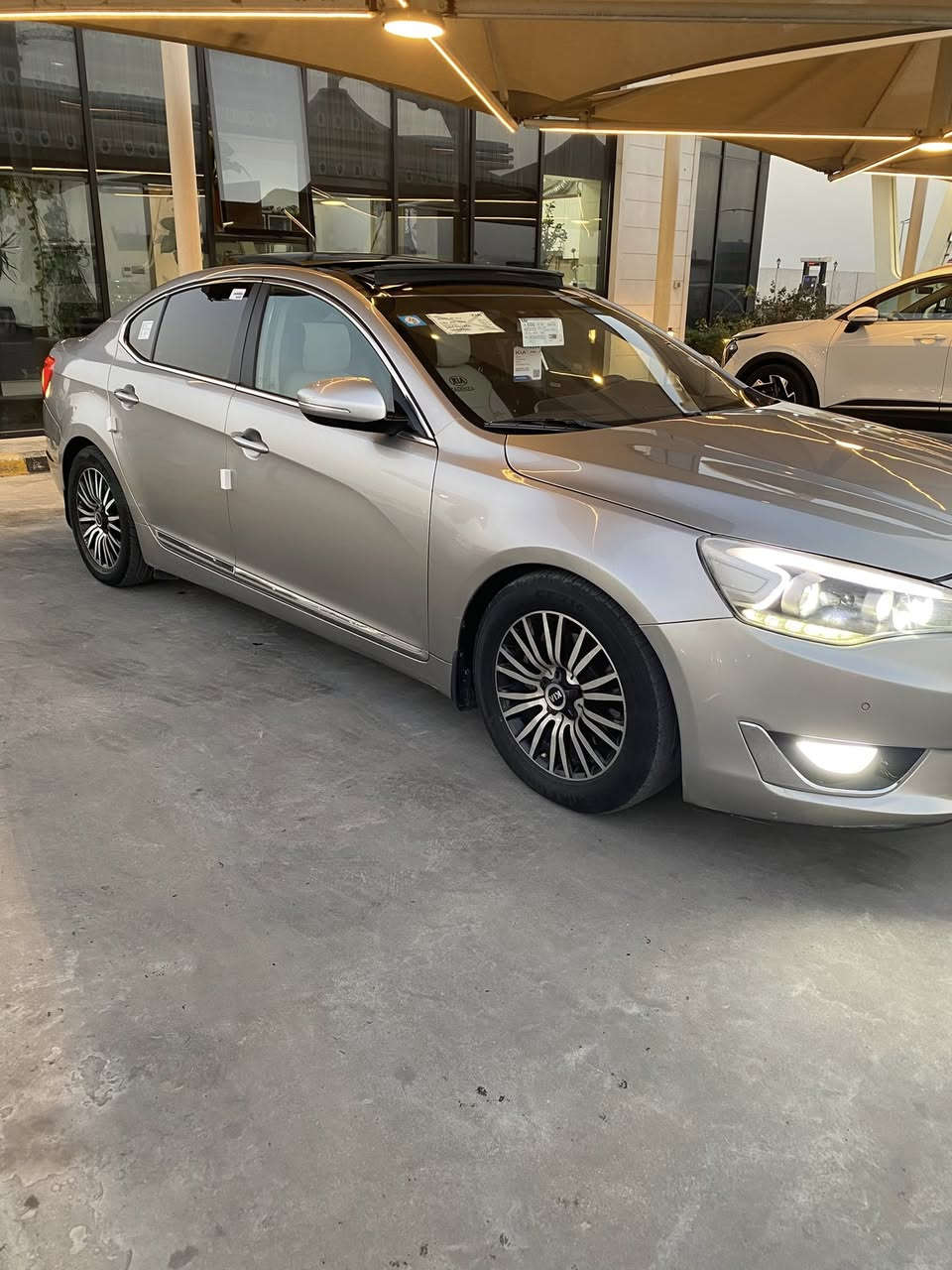 السلام عليكم كيا كادنزا موديل 2015  لون ذهبي مميز فول مواصفات واحد على واحد على فئه مواصفات فول الفول بيها أربع قطع صبغ مانقصها برغي كير مكينه صدر بلادي  السياره جديده مثل ما اشوفون السياره جديده وكل تفاصيلها موجوده بلفديو رقم بغداد مميز بسمي سنويه وهزه جديده السعر قفل 128 مستعجل على البيع العنوان بغداد استفسار اتصال 📞 
*********** العنوان بغداد
