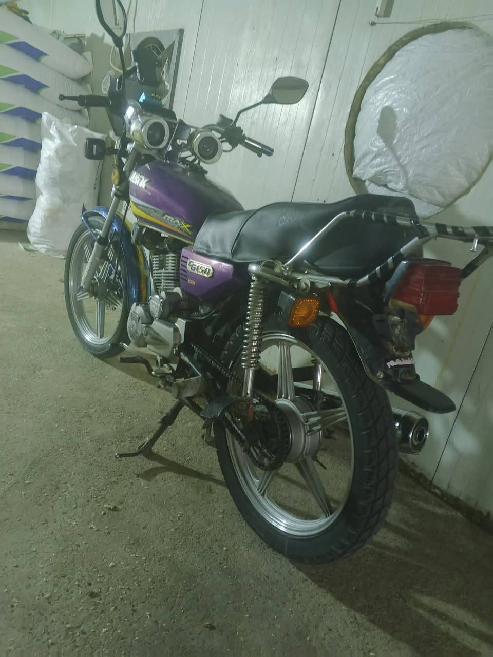 سلام عليكم ماطور للبيع موديل 2020محرك لا تنقيص ولا تبخير تخم تاير جديد ماطور مال جني مكاني بلد سعر 375وبي مجال ***********
