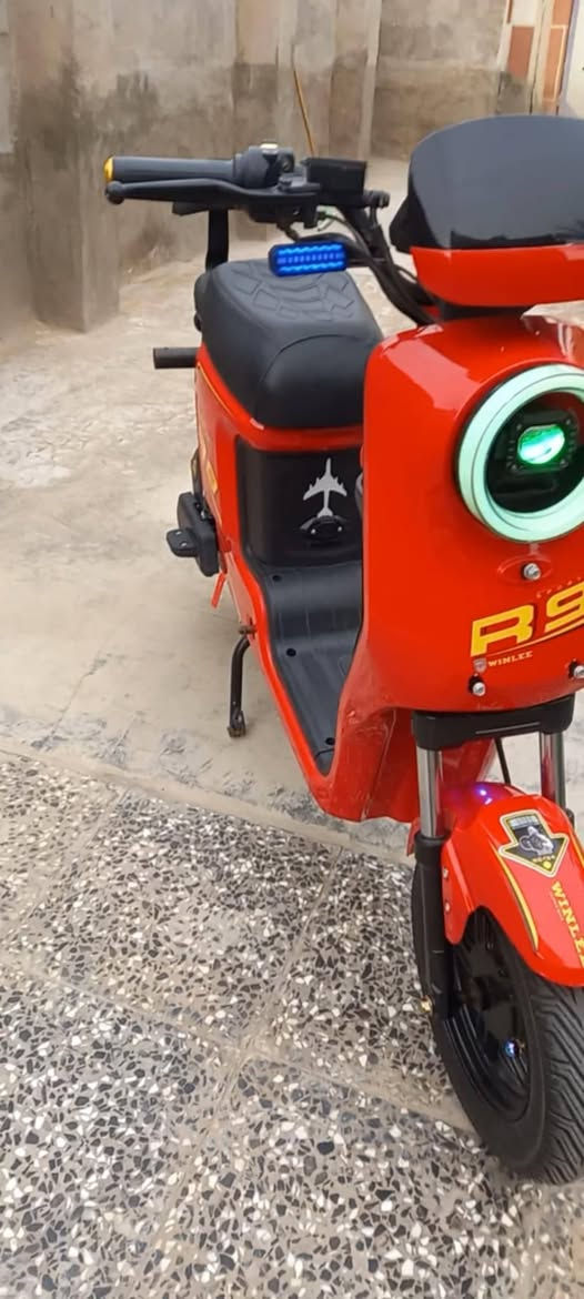 سلام عليكم دراجه شحن نوع R9 سرعه حقيقي 60 ملف 1500 و 5 بطاريات كبار مو زغار تمشي 20 كيلو متر
كفاله عامه مديل 26
صارله شهر من مطلعه من المعرض 
سعر 600 وبيه مجال حك الجيه 
المكان كربلاء ناحيه الخيرات
الرقم ***********
