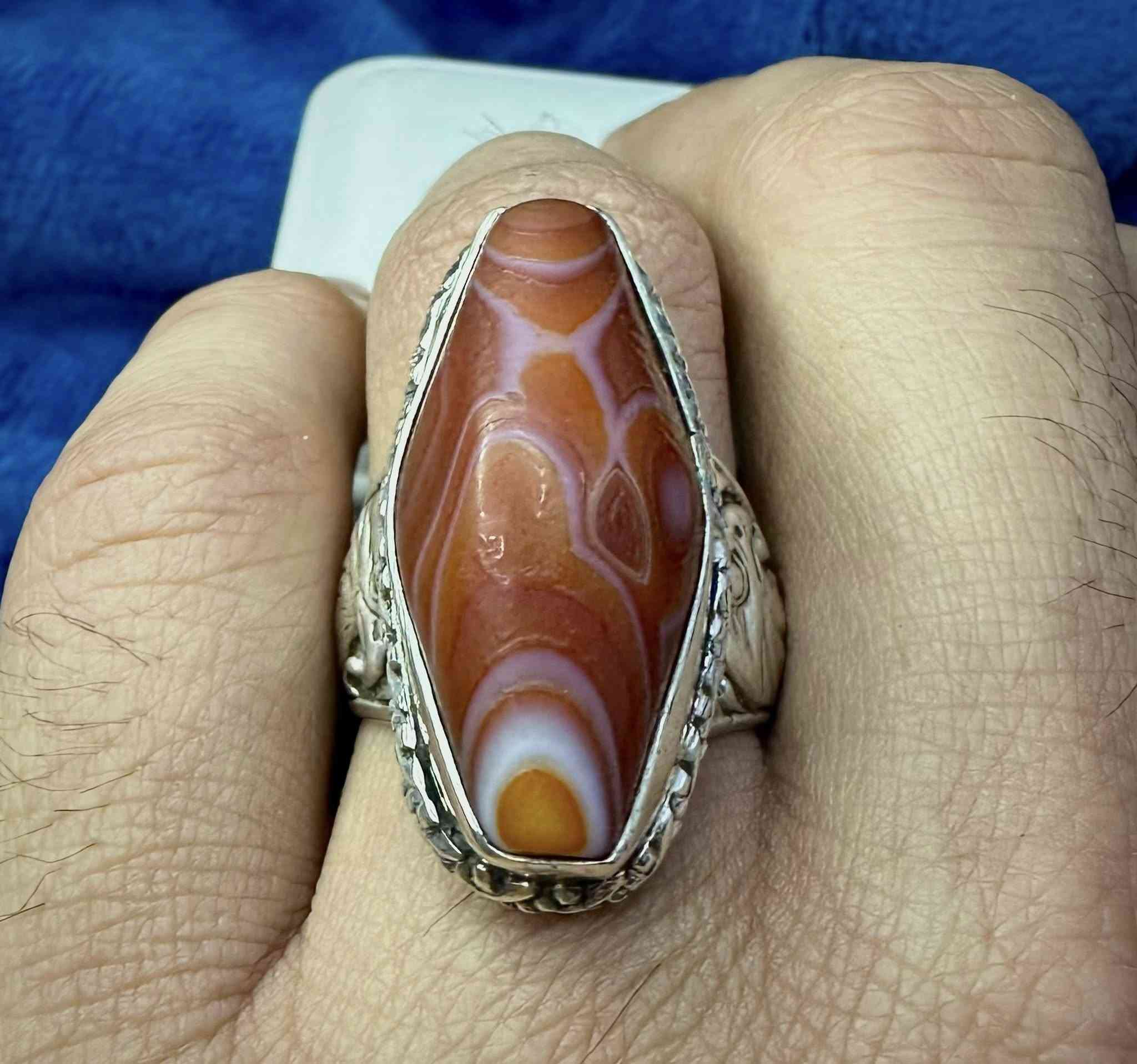 جزعة حمرة نوادر كصبة قديمة مشكولة خامه اصلية ذمة صياغة يدوية فضة عراقية السعر والاستفسار خاص يتوفر توصيل


**إذا كنت صاحب هذا الإعلان وتريد حذفه لأي سبب، رجاءا أرسل رسالة إلى الدعم الفني**