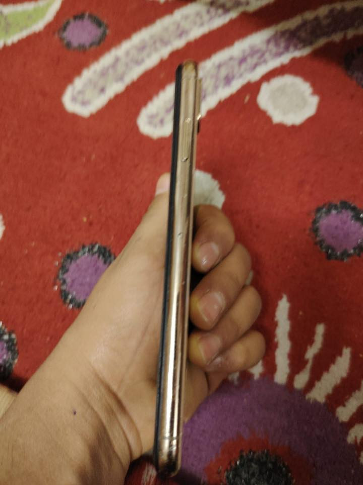 سلام عليكم جهاز لبيع    Xmax لون ذهبي مثل ما موضح بل الصور ذاكرة 256 تحديث 18.7.3 الكامرات شغاله الصوت مايكً اتصال صوت كلهن شغالات الضهر مكسور مثل ما بلصورة الجهاز  بطاريه مبدله شاشه ثلاثه خيارات فيس إيدي واكف يفيد المكان الشعله    أنطيني سعر بليرضي الله وبالعافيه عليك مرواس اوبيع شعندك نزل رقمي ***********
