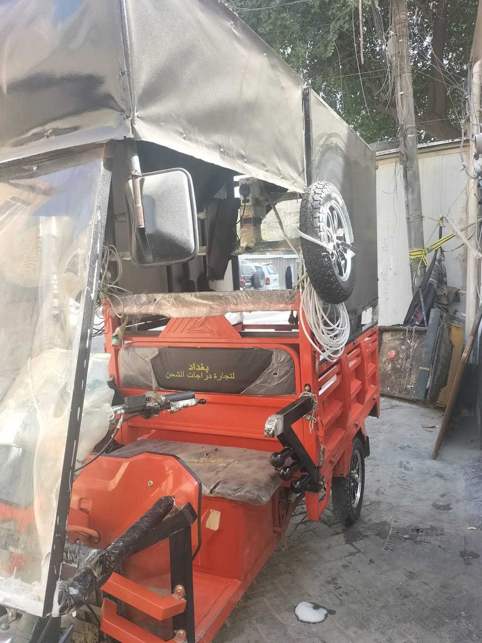 السلام عليكم اقره المنشور قبل لاتعلق ستوته شحن للبيع مال خبزه اذا عندك مشروع على باب الله جاهزه كبل للشارع حط غراظك واطلع الحجم الكبير 6 بطاريات موديل 25 بصمه ناطقه  دشبول شاشه الكترونيه  برغي مامفتوح بيها اظافي بطاريات عدد 6 يعني بيها 12 بطاريه جدد اسبير عدد 2 وياها + جك ويل سبانه رباعيه +شاحنه عدد 2 وياها جامه اماميه تفصال الستوته خير من الله يشهد الله استعمال قليل جدآ السعر مليونين وبيها مجال قليل جدآ حك الجيه عنواني بغداد الرصافه هاتف ***********
